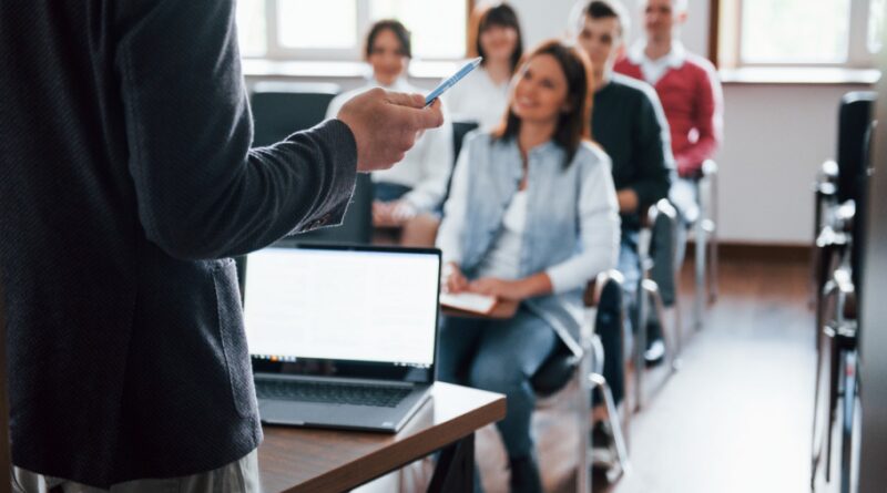Prefeitura oferece dois cursos gratuitos de qualificação profissional em Farroupilha Prefeitura oferece dois cursos gratuitos de qualificação profissional em Farroupilha