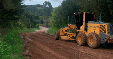 Equipes da Prefeitura seguem atuando na recuperação de estradas no interior de Farroupilha Equipes da Prefeitura seguem atuando na recuperação de estradas no interior de Farroupilha