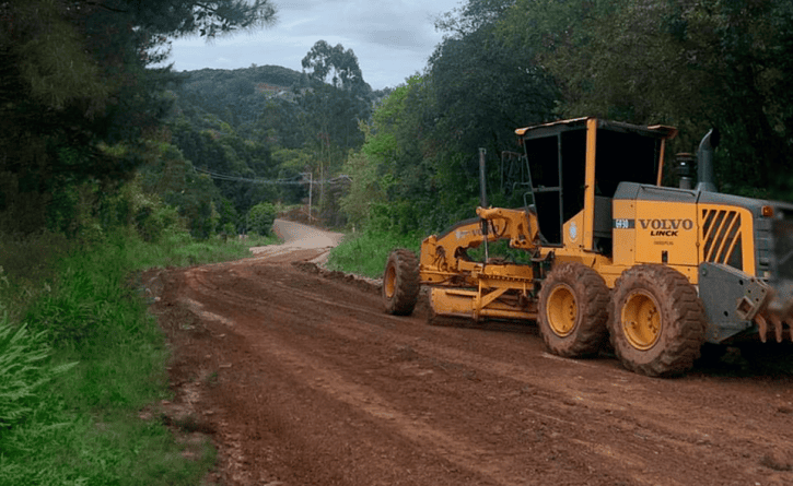 Equipes da Prefeitura seguem atuando na recuperação de estradas no interior de Farroupilha Equipes da Prefeitura seguem atuando na recuperação de estradas no interior de Farroupilha