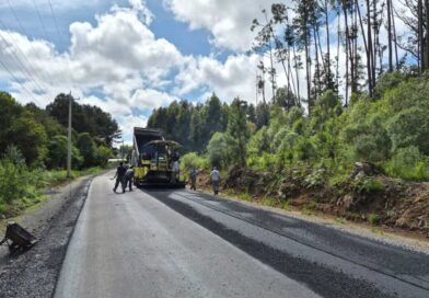 Obras na Estrada Luiz Carlos Pasa avançam com a aplicação da camada asfáltica
