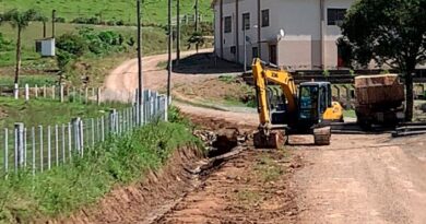 Secretaria de Agricultura mantém equipes e avança com serviços no interior de Farroupilha Secretaria de Agricultura mantém equipes e avança com serviços no interior de Farroupilha