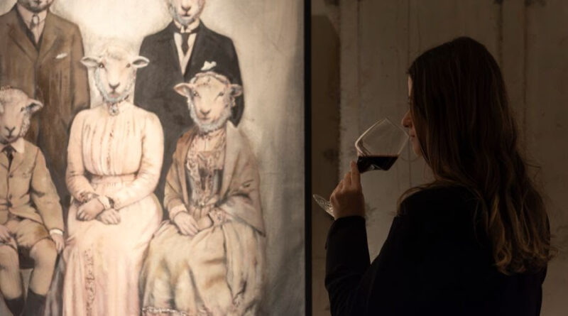 Túnel entre caves da Vinícola Luiz Argenta se transforma em galeria de arte